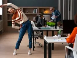 Olahraga Fitness Ringan di Kantor Membantu Mengurangi Pegal Setelah Duduk Lama